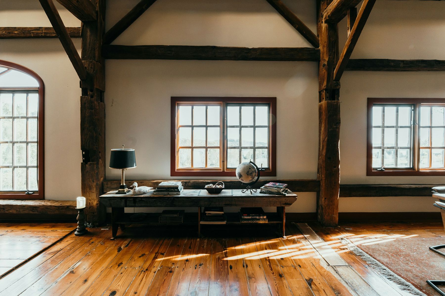 Une pièce calme au parquet de bois baignée de soleil