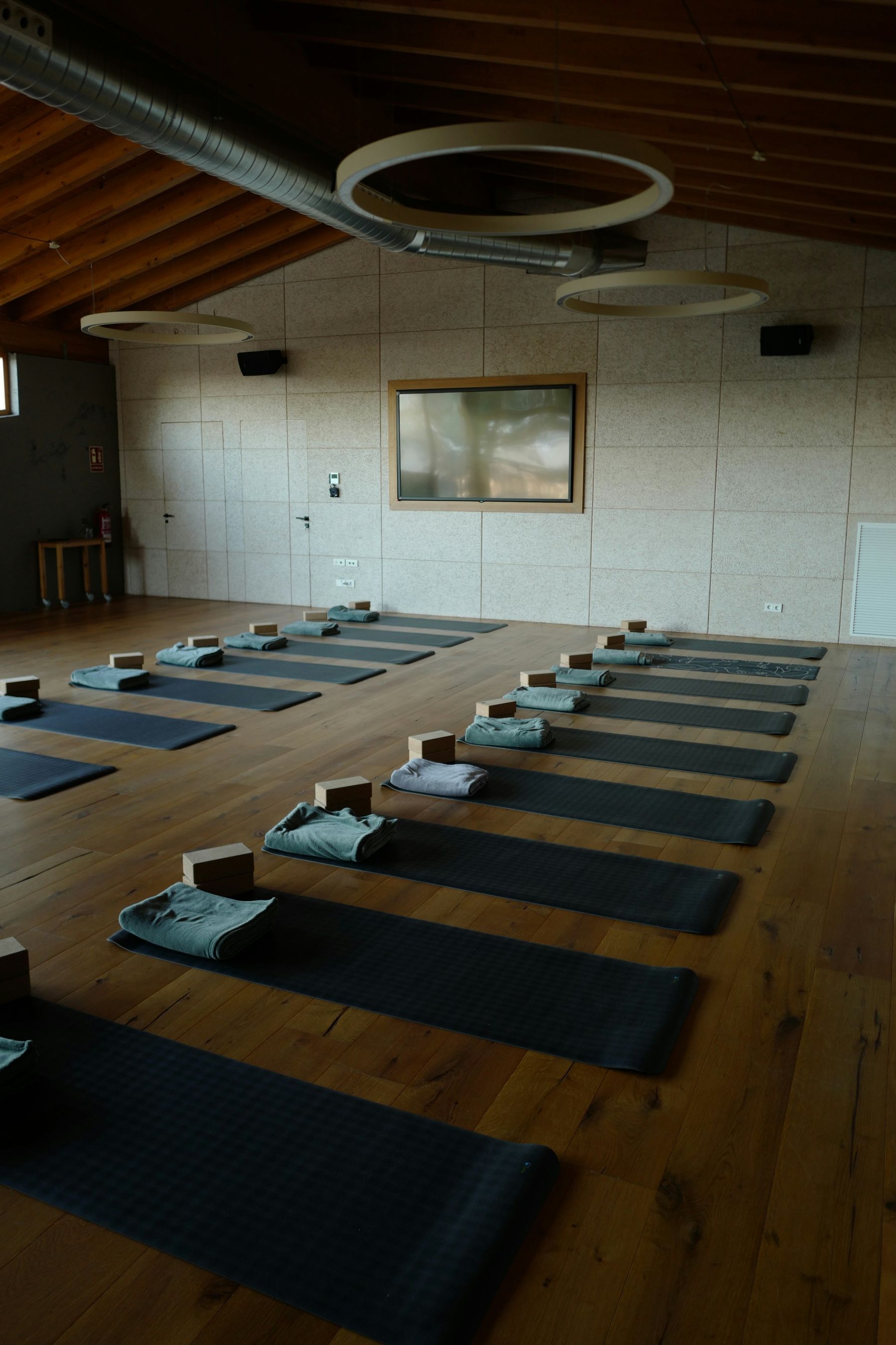 Tapis, briques et couvertures prêts pour le cours sur le parquet du studio